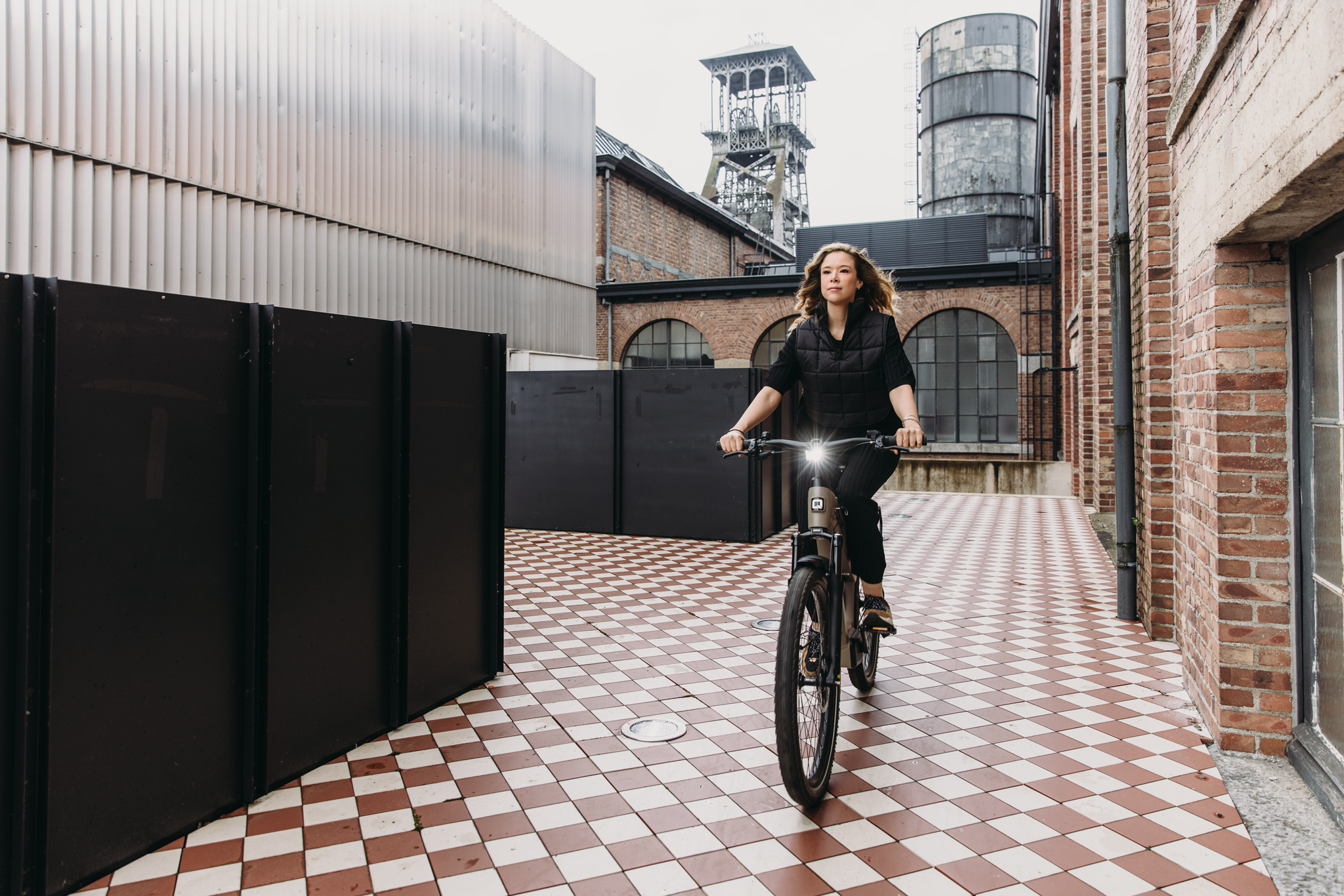 qwic-atlas-track-e-bike-mit-mittelmotor-und-kettenschaltung image 2