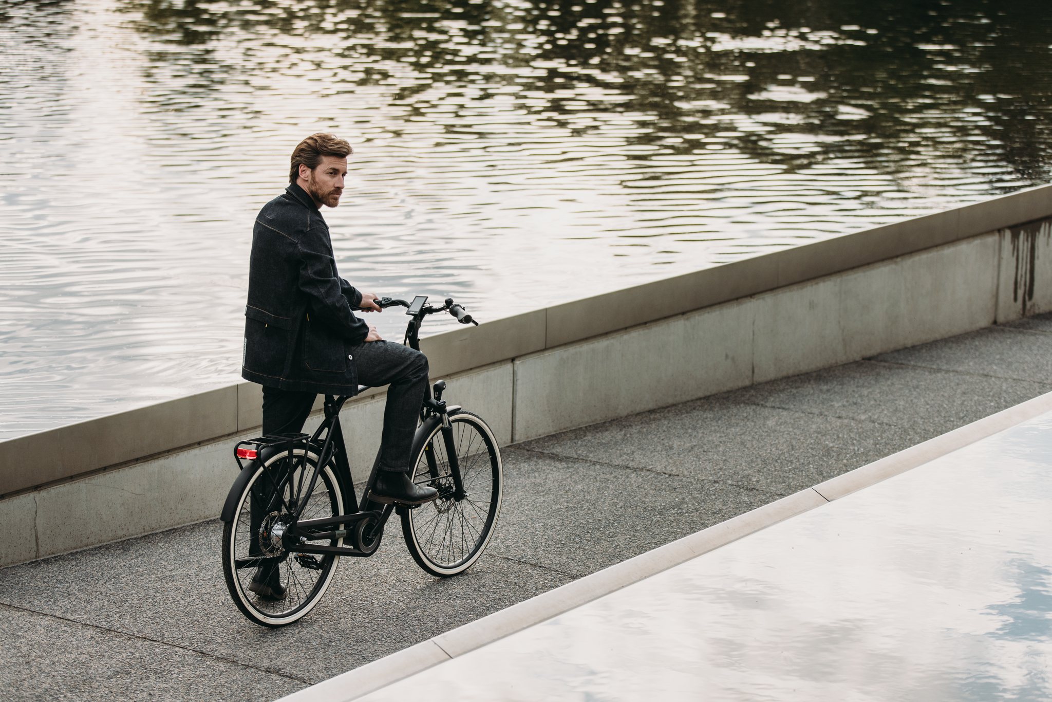 qwic-inter-plus-urban-e-bike-mit-mittelmotor-und-7-g-ngen image 3