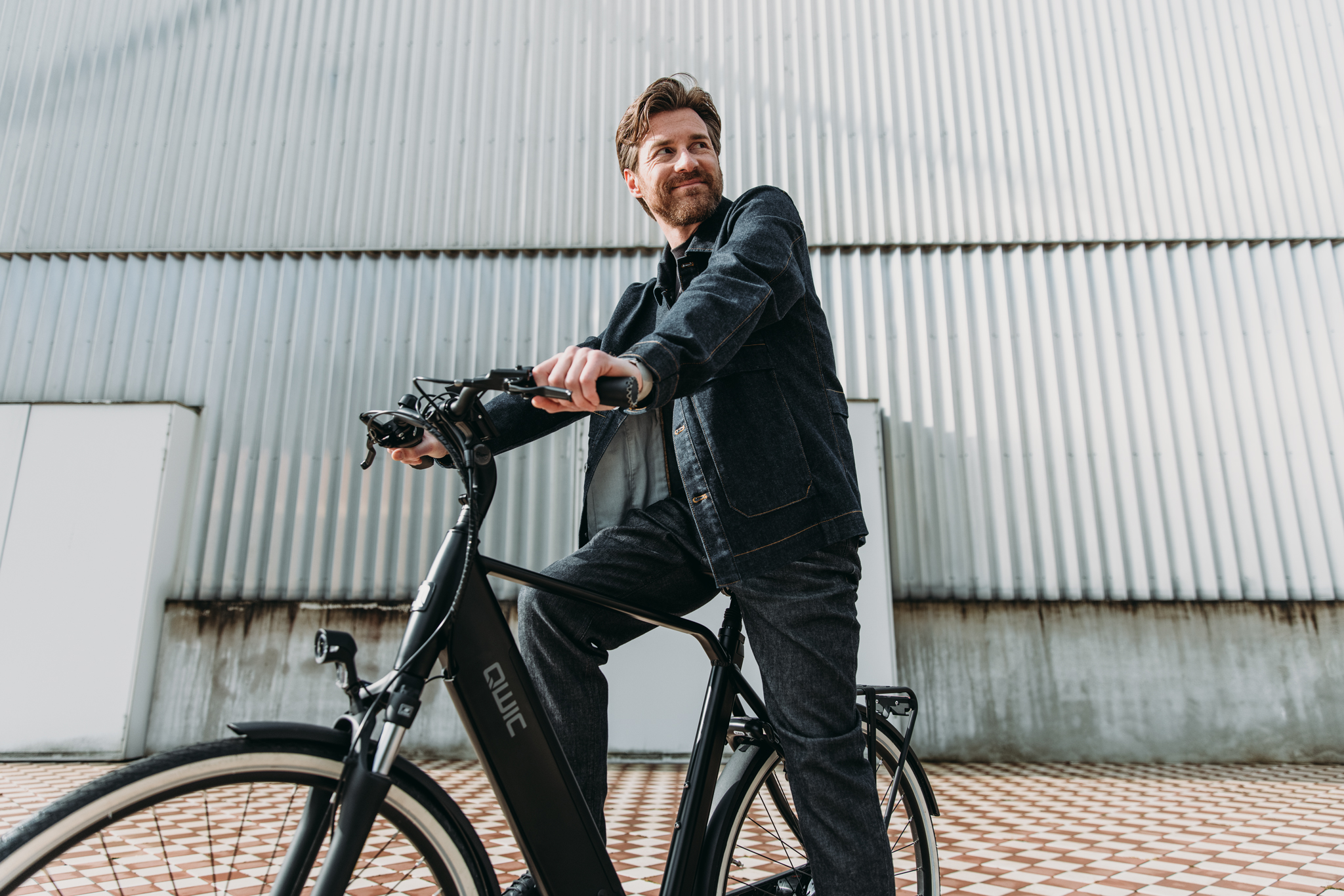 qwic-inter-tour-e-bike-mit-mittelmotor-und-riemenantrieb image 2